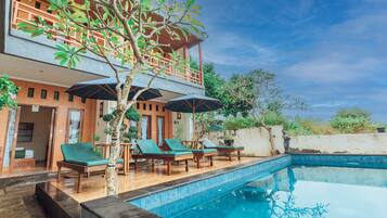 Piscine extérieure, chaises longues