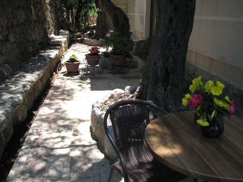 Levantin Inn Room N6 park view