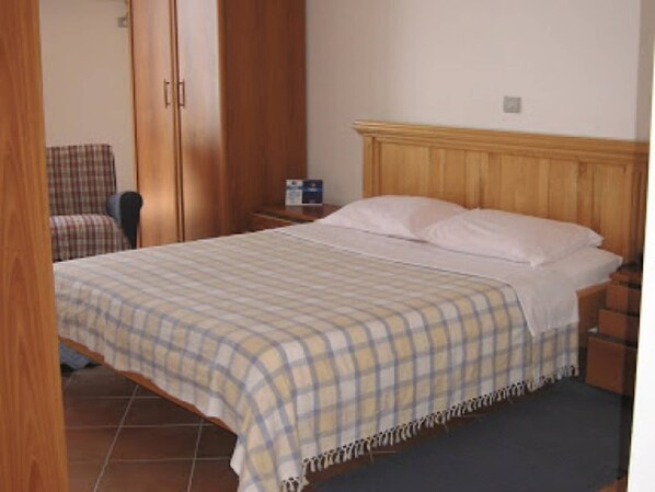 2 bedrooms, iron/ironing board, internet, bed sheets