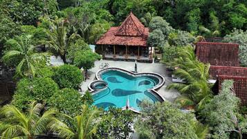 Una piscina al aire libre