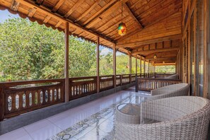 1 quarto, frigobar, cofres nos quartos, escrivaninha