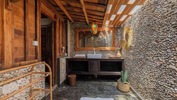 Ducha, artículos de higiene personal gratuitos y secador de pelo