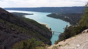 A coastal landscape with a bridge, cliffs, and a body of water. - Villa Lei Rigau (Salernes)