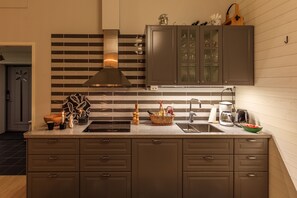 Frigorífico, microondas, horno y placa de cocina