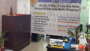 Un panneau d’affichage pour Samanakans Seafarers Condote, indiquant les services offerts, tels que la possibilité de réserver de grandes salles ou des espaces pour des groupes, ainsi que des installations pour les équipes scolaires et sportives, et des hébergements pour les voyageurs.