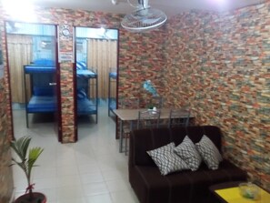 Desk, free WiFi, bed sheets, wheelchair access - Samanakan's Condotel (Manila)