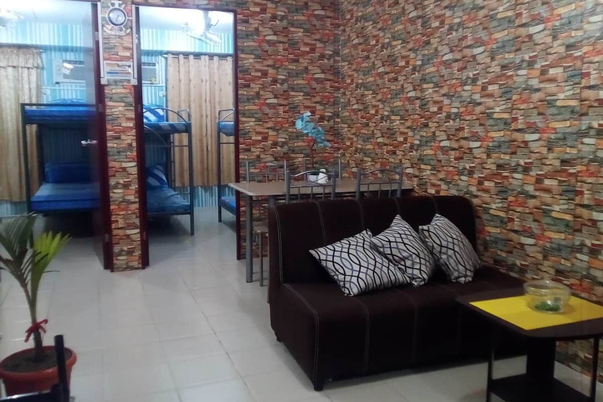 Family Double Room, 2 Bedrooms, Non Smoking, Harbour View | Living area