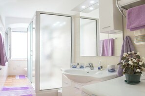 Douche, sèche-cheveux, bidet, serviettes fournies