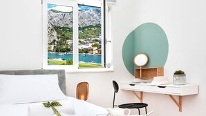 Căn hộ, 2 phòng ngủ | Bàn, màn/rèm cản sáng, bàn ủi/dụng cụ ủi quần áo