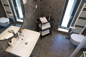 Superior Apartment | Bathroom | Shower, free toiletries, hair dryer, towels - RIVUS apartmani (Omis)