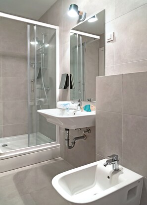 Shower, free toiletries, hair dryer, towels - RIVUS apartmani (Omis)