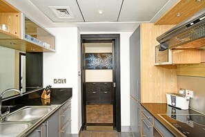 Private kitchen - Al Majara 5 by Deluxe Holiday Homes (Dubai)