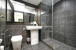Appartement, 1 slaapkamer | Badkamer | Een bad/douchecombinatie, een bidet, handdoeken