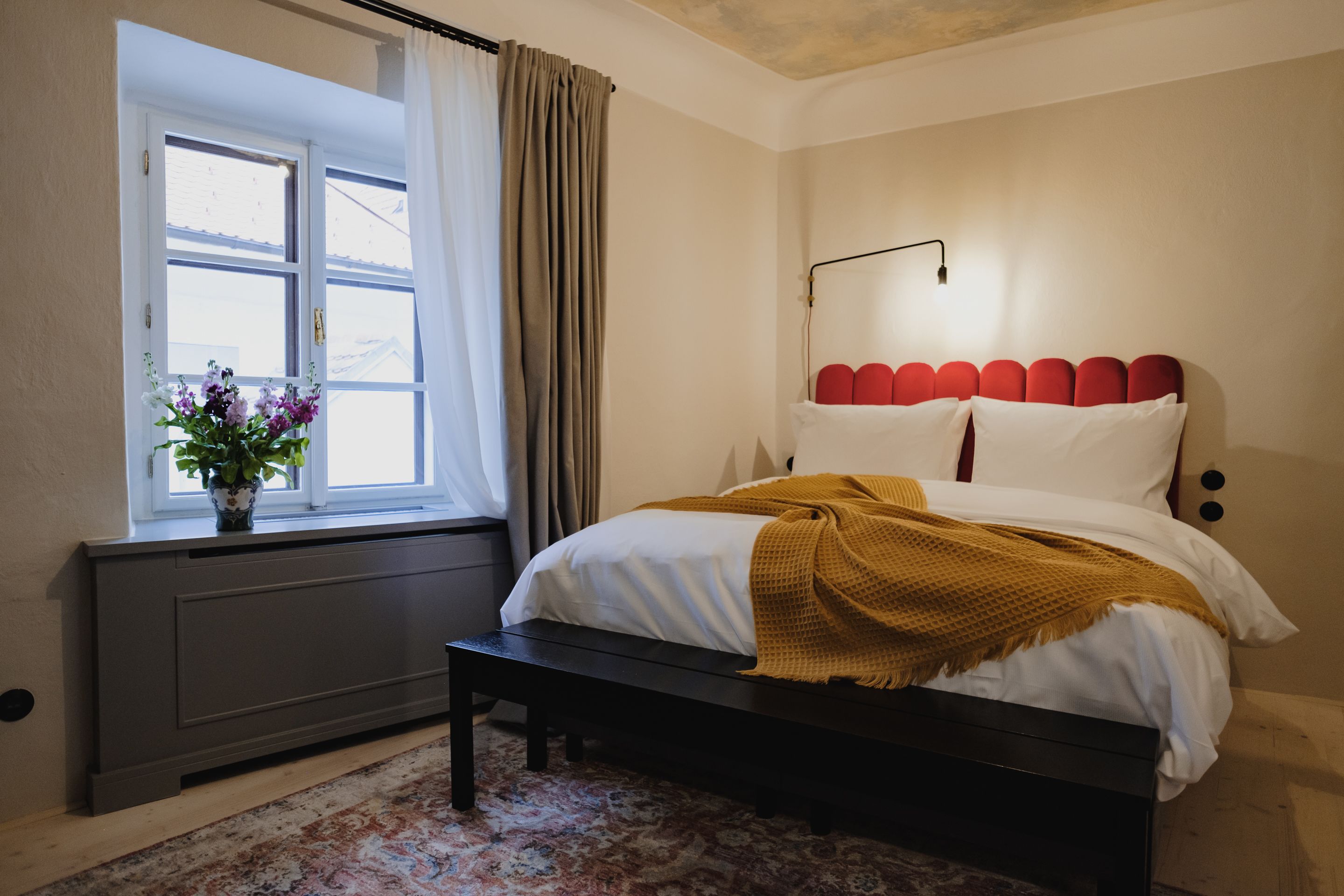 ملاءات من القطن المصري وأغطية فراش متميزة وألحفة محشوة بالريش وميني بار