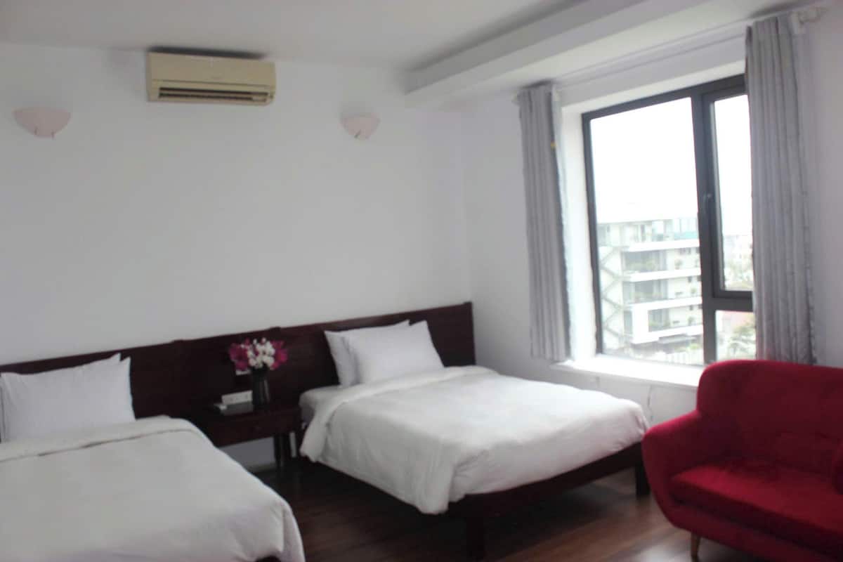 Twin Room | Minibar, desk, laptop workspace, blackout drapes