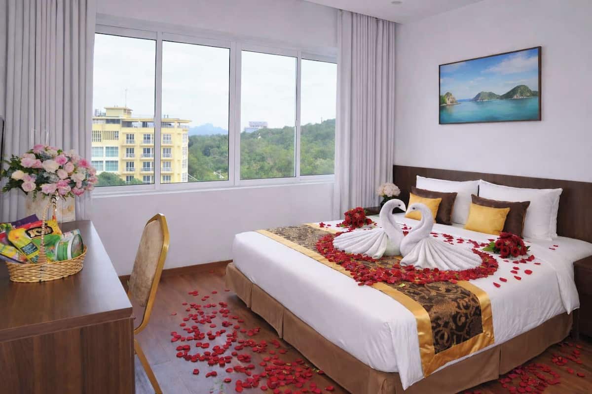 ميني بار ومكتب ومساحة عمل للكمبيوتر المحمول وستائر تعتيم