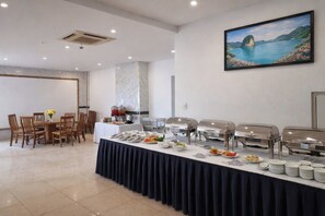 Café da manhã, almoço e jantar; culinária local 