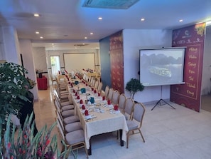 حيث تُقدم وجبات الإفطار، الغداء، العشاء، الأطباق المحلية