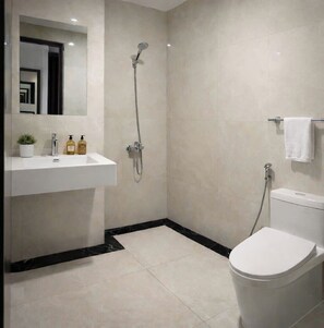 Shower, free toiletries, hair dryer, slippers - Hiddencharm hotel (Ha Long)