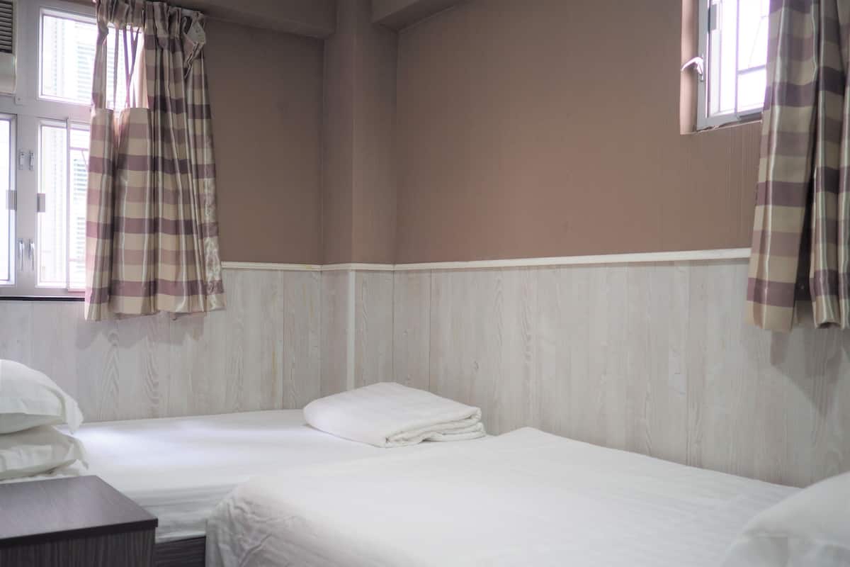 Habitación con 2 camas individuales, vista a la ciudad | Cortinas blackout, wifi gratis y ropa de cama