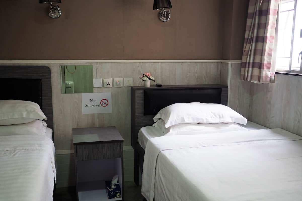 Quarto triplo, várias camas, para não fumantes, vista para a cidade | Cortinas blackout, Wi-Fi de cortesia, roupa de cama