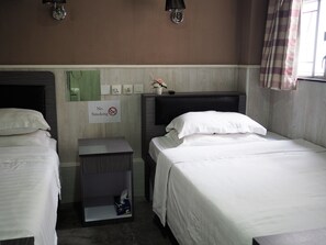 Habitación triple, varias camas, no fumadores, vistas a la ciudad | Cortinas opacas, wifi gratis, ropa de cama