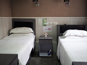 Dreibettzimmer, Mehrere Betten, Nichtraucher, Stadtblick | Verdunkelungsvorhänge, kostenloses WLAN, Bettwäsche