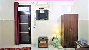 Business Double Room, 1 Double Bed | Individually furnished, desk, soundproofing, free WiFi