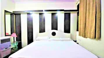 Business Double Room, 1 Double Bed | Individually furnished, desk, soundproofing, free WiFi