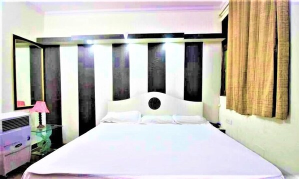 Business-Doppelzimmer, 1 Doppelbett | Individuell eingerichtet, Schreibtisch, schallisolierte Zimmer