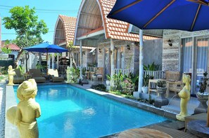 Outdoor pool, sun loungers - The Box Paradise Bungalow (Penida Island)
