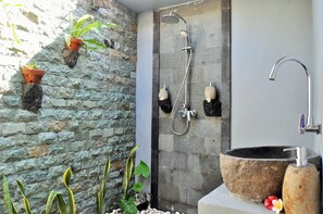 Shower, free toiletries, hair dryer, bidet - The Box Paradise Bungalow (Penida Island)