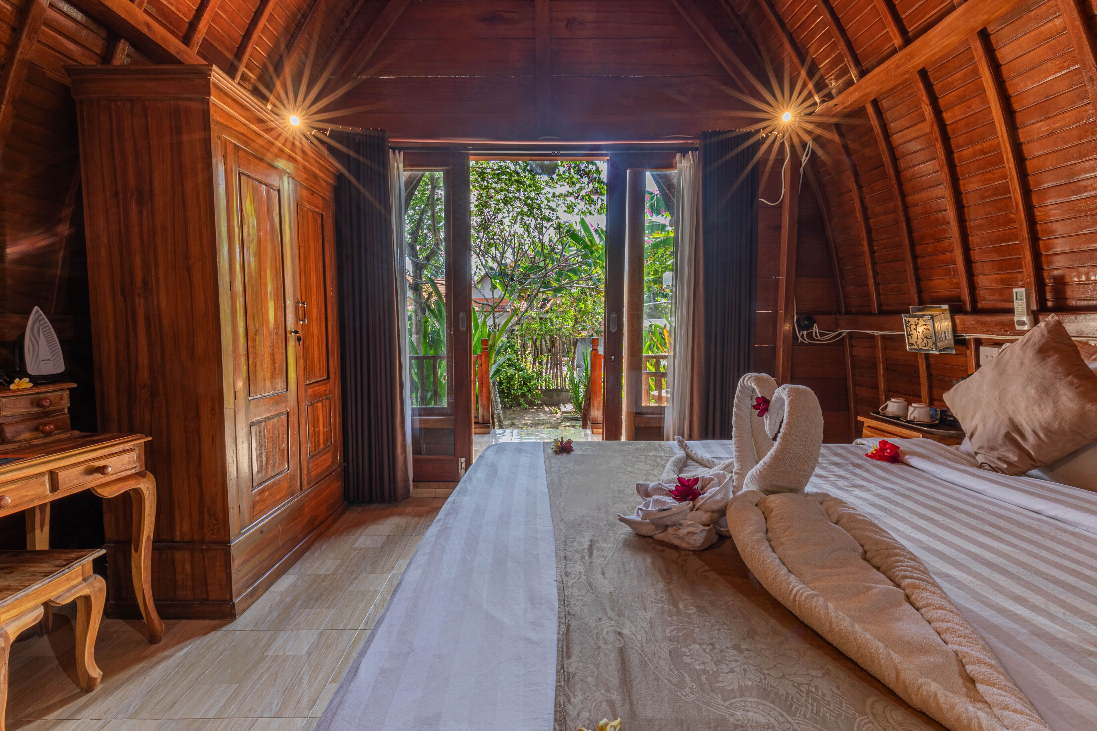 Bangalô luxo, vista para o jardim | Frigobar, quartos à prova de som, Wi-Fi de cortesia, roupa de cama