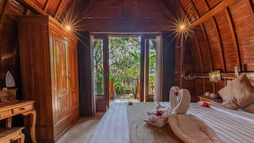 Bangalô luxo, vista para o jardim | Frigobar, quartos à prova de som, Wi-Fi de cortesia, roupa de cama