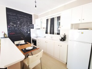 Refrigerador, horno, parrilla de estufa y cafetera y tetera 