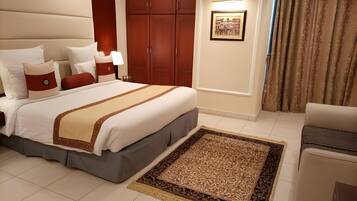 1 bedroom, down duvets, free minibar items, desk