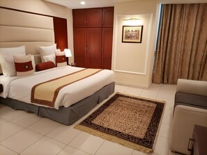 1 bedroom, down comforters, free minibar items, desk - Heaven Hotel (Lahore)