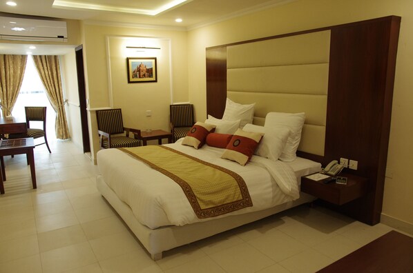 Habitación ejecutiva, vista al patio | 1 habitación, edredón, artículos del minibar gratis y escritorio 