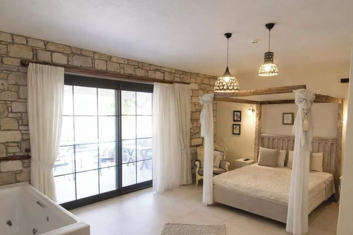 Double Room with Spa Bath | 迷你吧、遮光窗帘、隔音、免费 WiFi