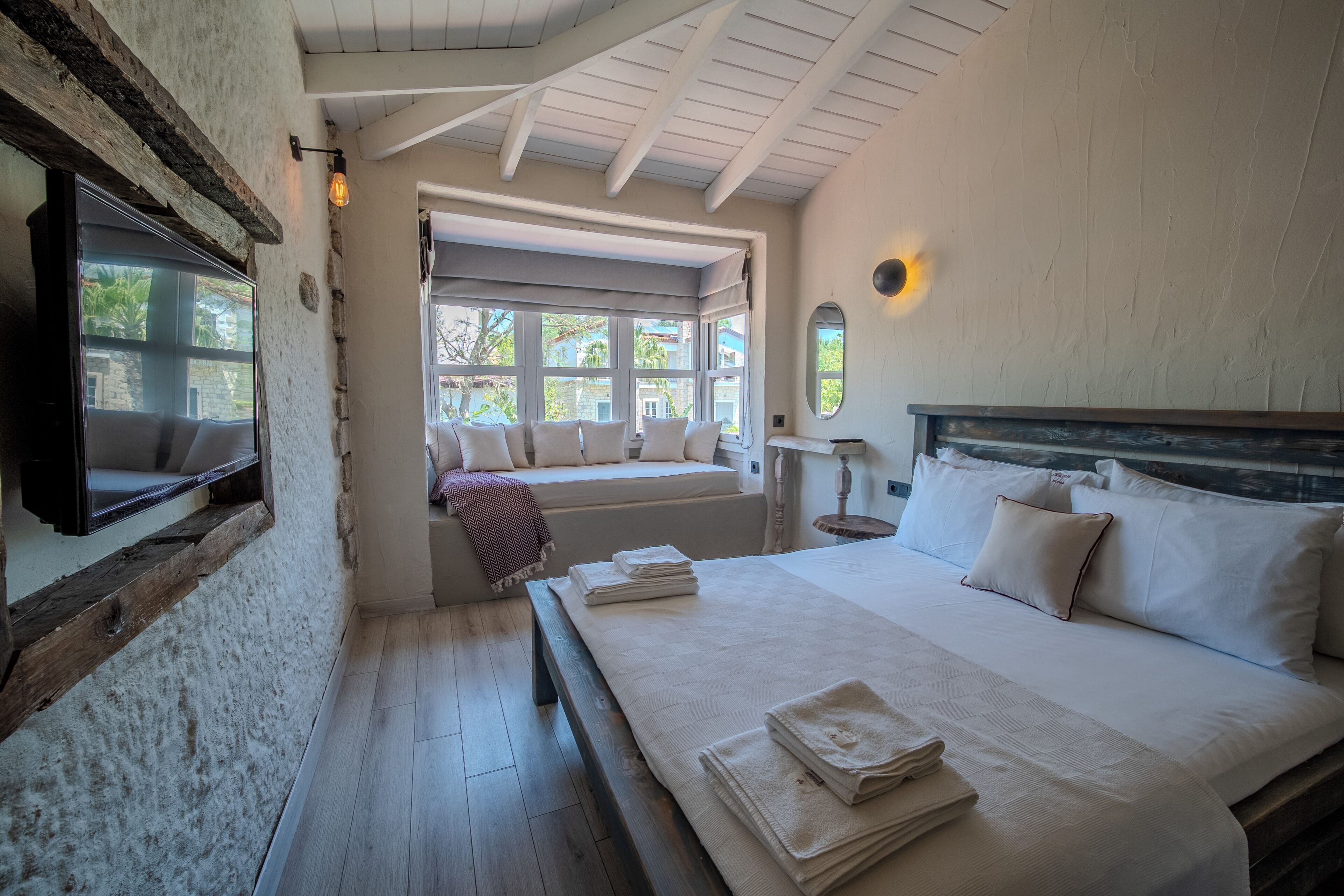King Room with Pool View | 迷你吧、特色家居、遮光窗帘、隔音