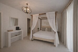 Double Room with Spa Bath | Minibar, blackout drapes, soundproofing, free WiFi