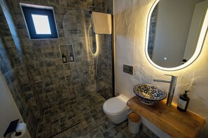 Double Room with Balcony | Bathroom | Shower, hair dryer, slippers, towels -  Als Alaçatı (Cesme)
