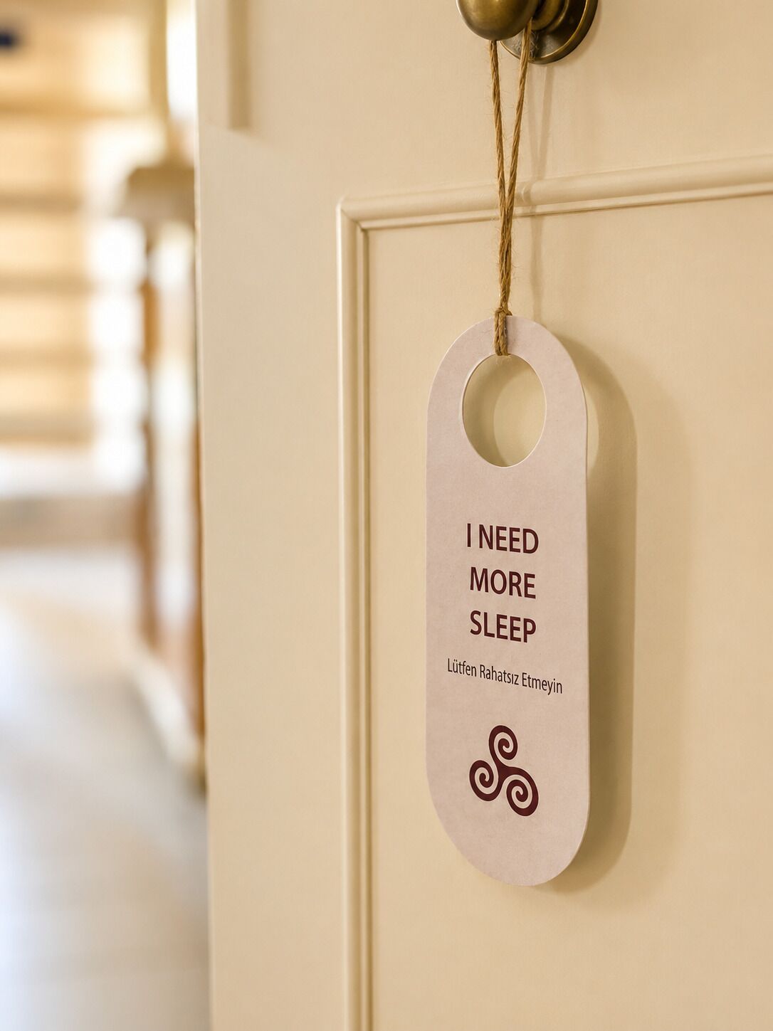 A door with a sign that reads 'I NEED MORE SLEEP' and a name 'Lütfen Rahatsiz Etmeyin'.