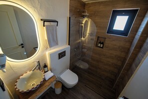 King Room with Pool View | Badezimmer | Dusche, Haartrockner, Hausschuhe, Handtücher