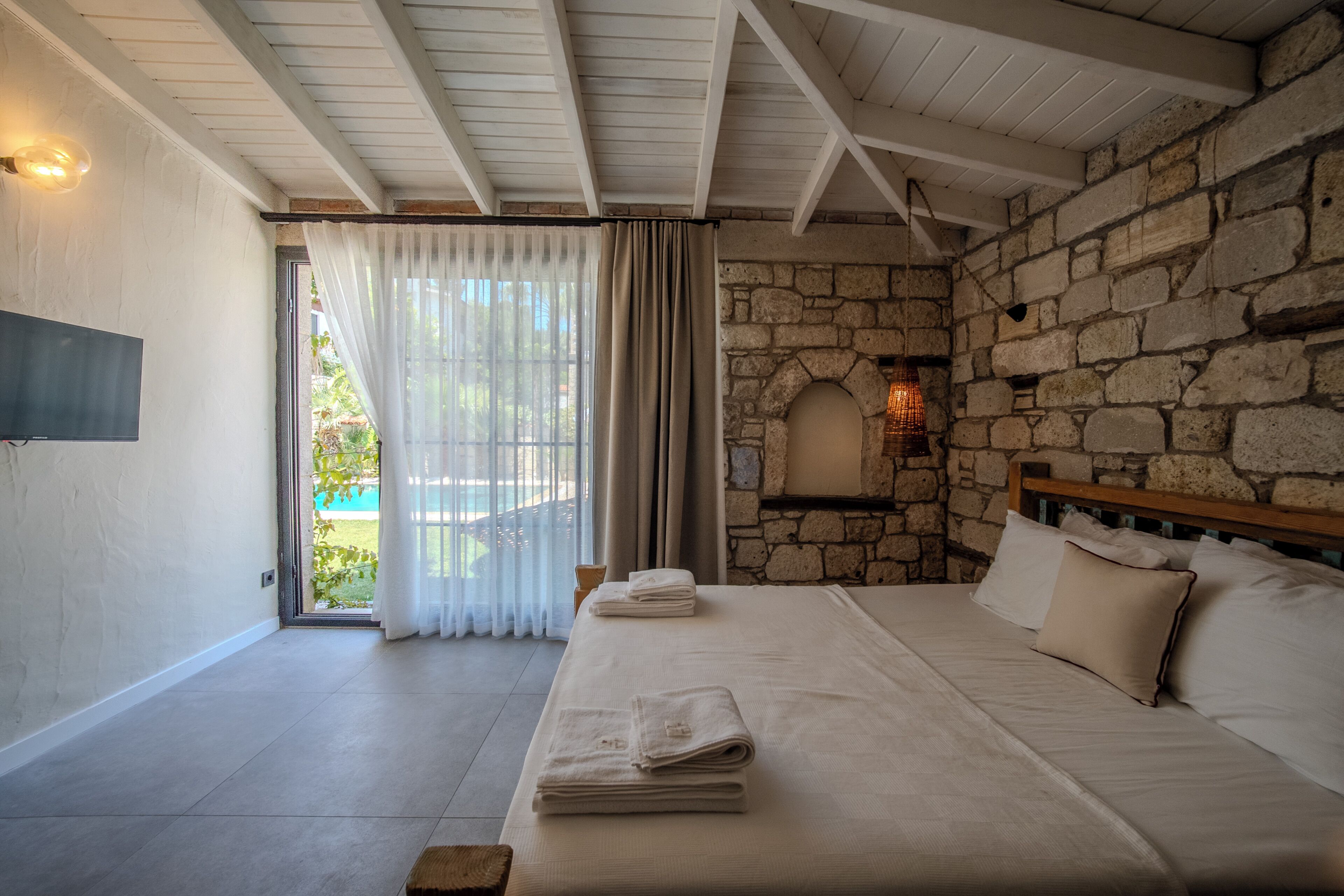 Queen Room with Pool View | 迷你吧、特色家居、遮光窗帘、隔音