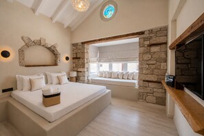 King Room with City View | Peralatan tempat tidur premium, bar mini 