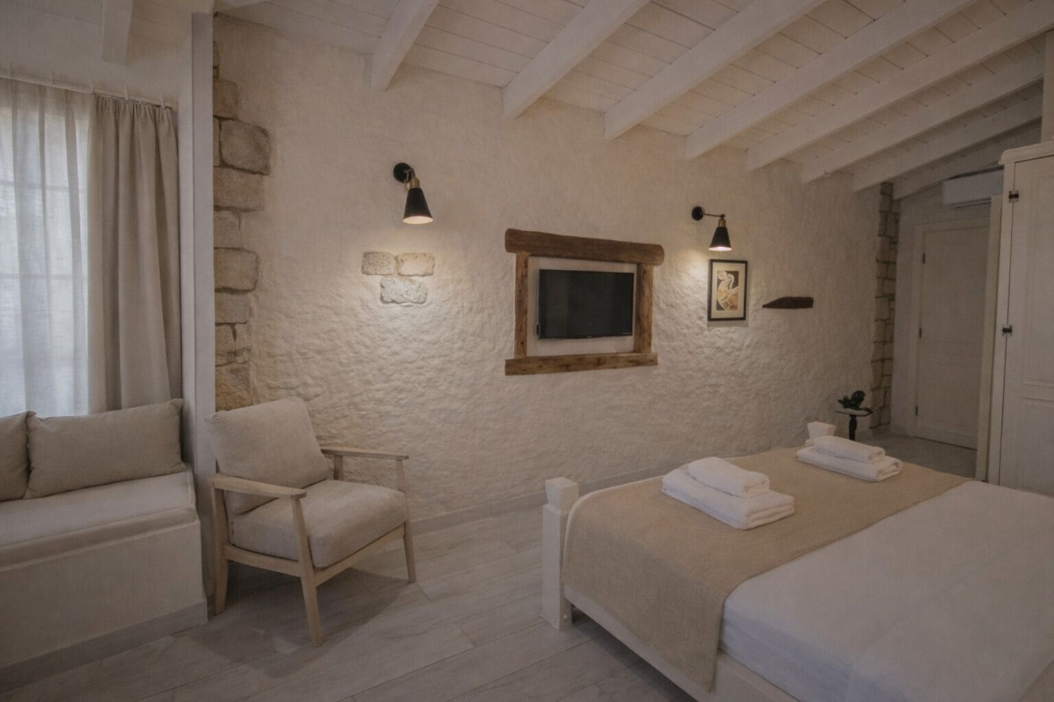 Minibar, blackout curtains, soundproofing, free WiFi