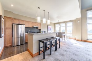 Microwave, dishwasher, coffee/tea maker - Coquitlam center beautiuful house (Coquitlam)