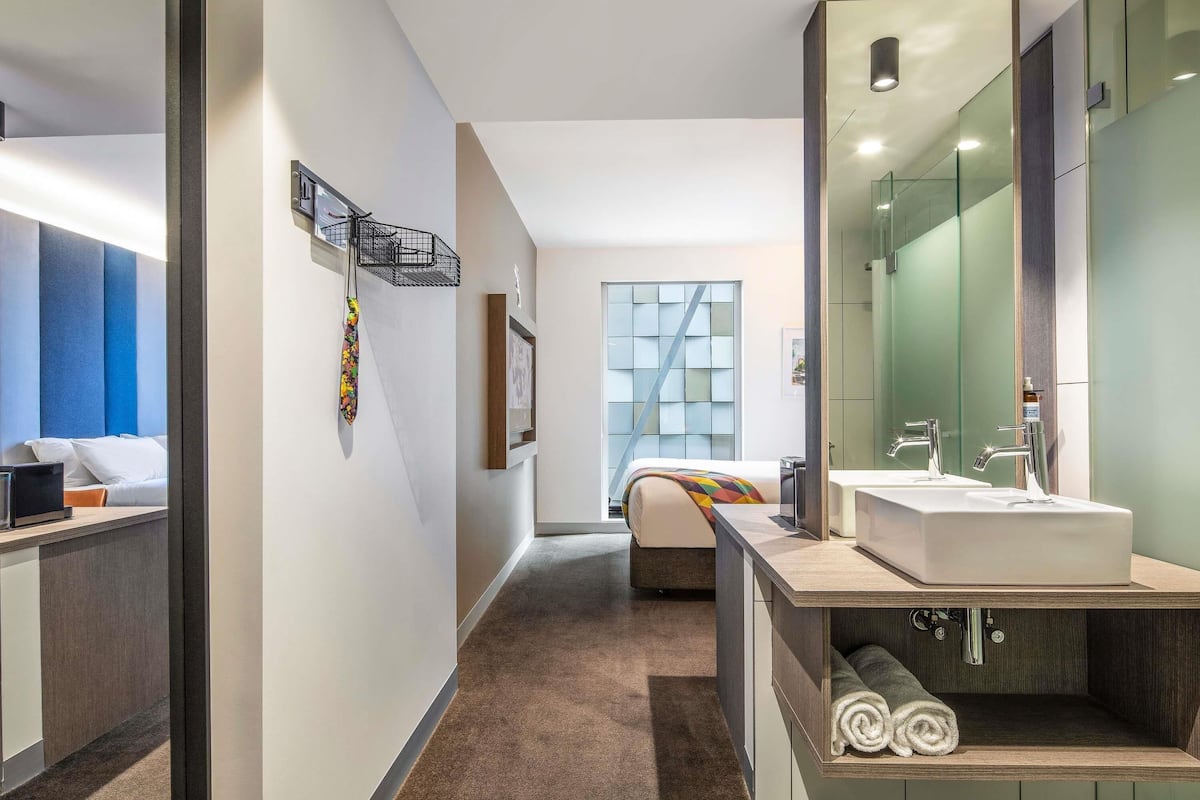 スーペリア ルーム クイーンベッド 1 台 | エジプト綿のシーツ、高級寝具、ピロートップベッド、セーフティボックス (室内)