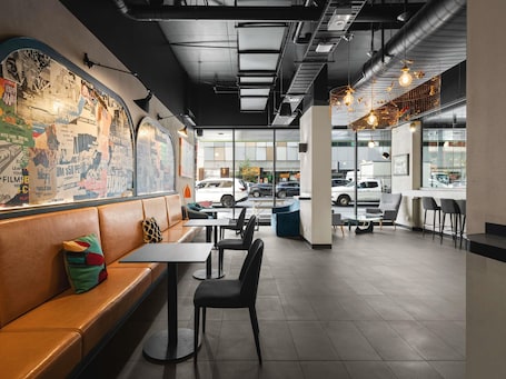 Bar (en la propiedad). ibis Styles Melbourne Southbank